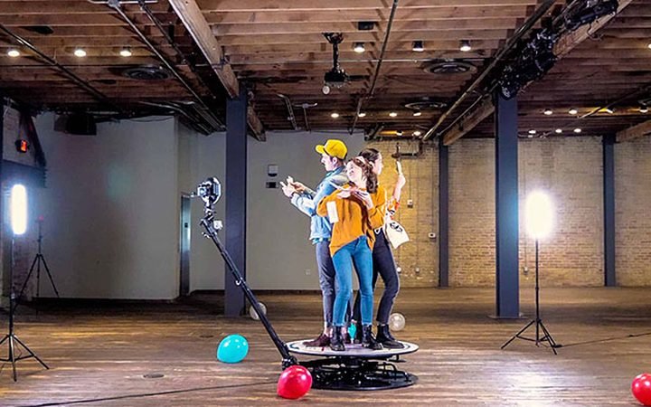 Alquiler de fotomatón 360 y vídeo selfie giratorio para eventos en Madrid Alquiler de fotomatón 360 y vídeo selfie giratorio para eventos en Madrid