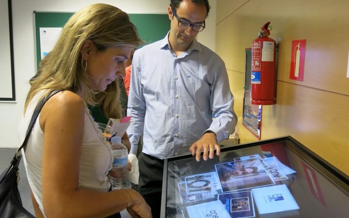 Alquiler de mesa multitáctil multitouch de gran formato para stands y congresos Alquiler de mesa multitáctil multitouch de gran formato para stands y congresos