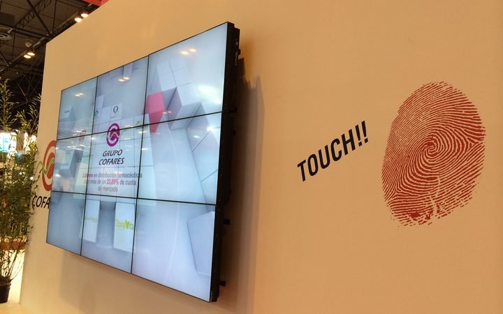 Alquiler de videowall 2x2 de 46 pulgadas con marco ultrafino para eventos Alquiler de videowall 2x2 de 46 pulgadas con marco ultrafino para eventos